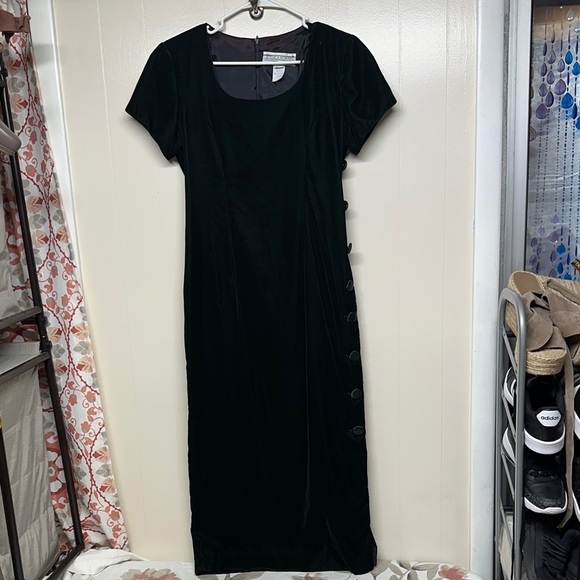 Jessica Howard Dresses & Skirts - Jessica Howard Elegant Green Velour Midi Dress with Elegant Side Button